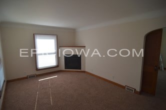 1225 Oakland Rd NE in Cedar Rapids, IA - Building Photo - Building Photo