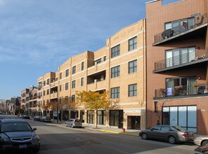 2044 W Belmont Ave in Chicago, IL - Foto de edificio - Building Photo