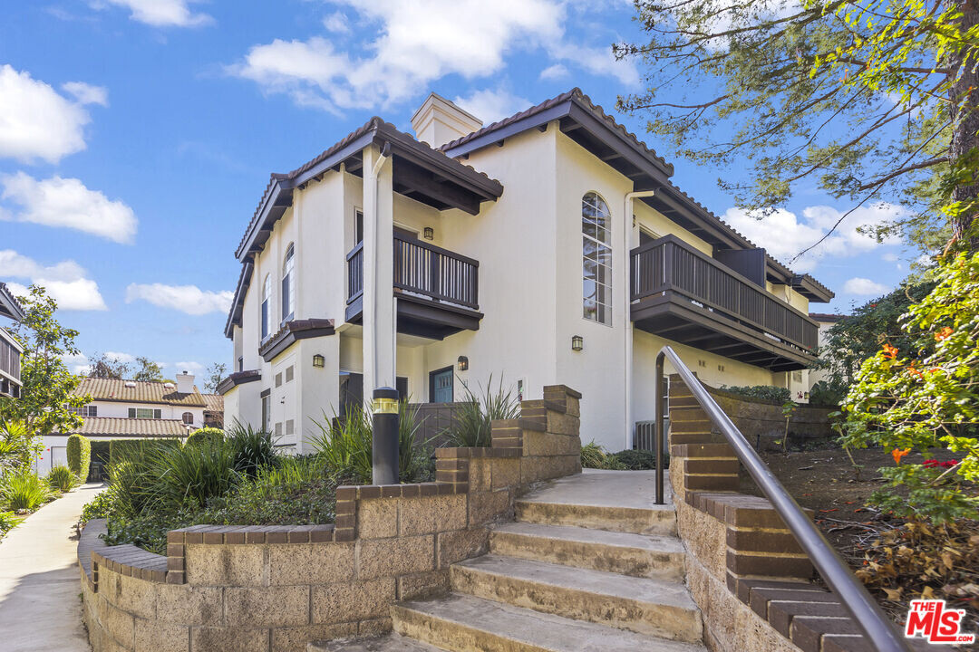 5533 Spanish Oak Ln in Oak Park, CA - Building Photo