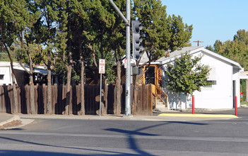 902 Del Paso Blvd in Sacramento, CA - Foto de edificio - Building Photo