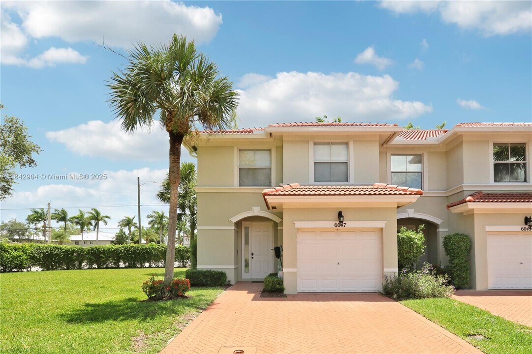 6047 Seminole Gardens Cir in Riviera Beach, FL - Building Photo