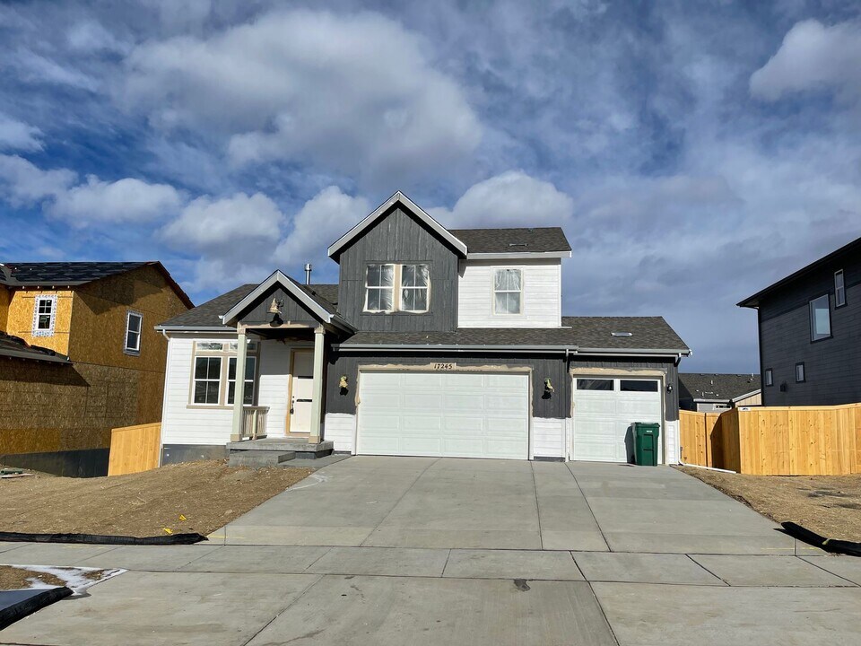 17245 Birds Foot Ave in Parker, CO - Foto de edificio
