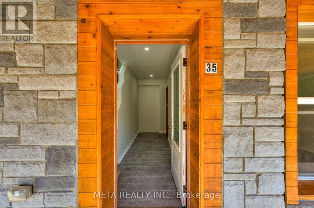 35-35 Duncombe Blvd in Toronto, ON - Building Photo