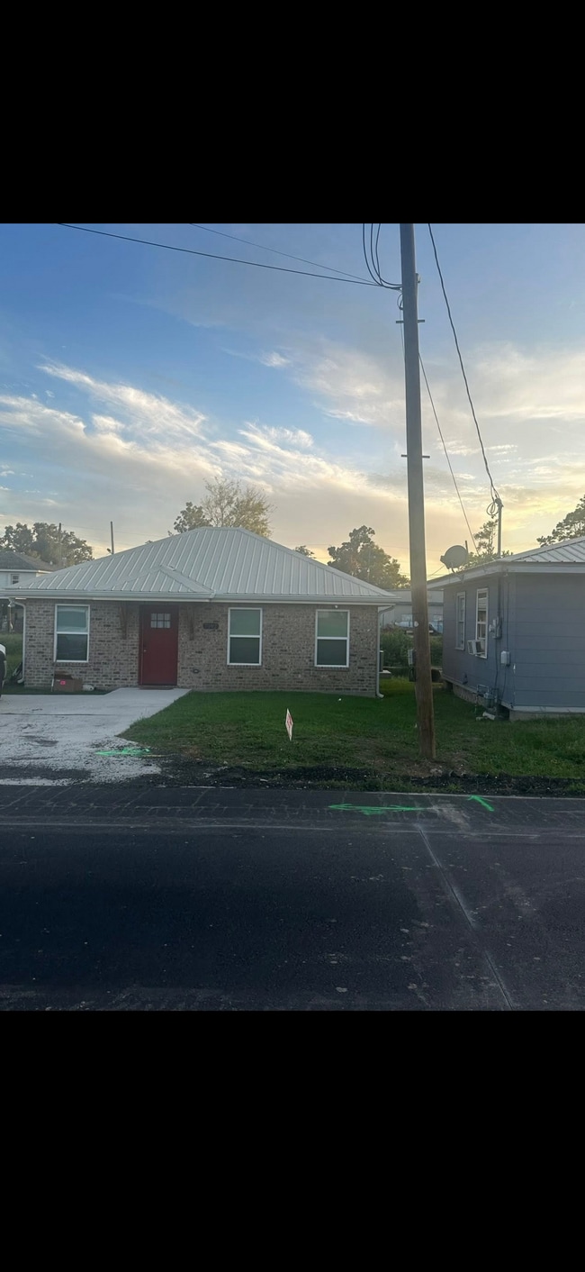 property at 7192 W Park Ave