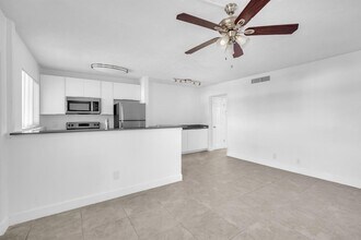 450 W Camino Real in Boca Raton, FL - Building Photo - Building Photo
