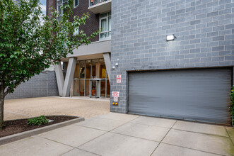 East River Tower in Long Island City, NY - Foto de edificio - Building Photo