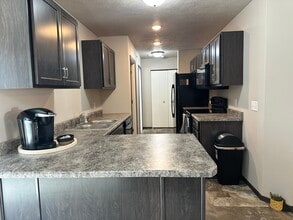 2200 N Main Ave in Tea, SD - Foto de edificio - Building Photo