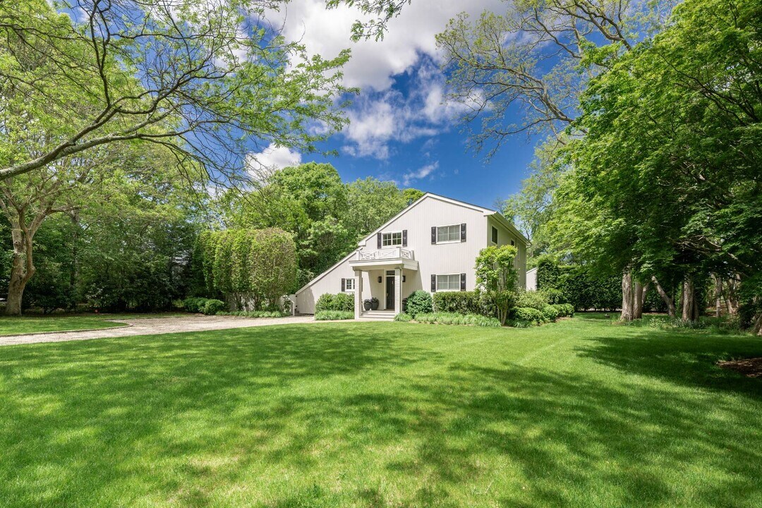331 Meadows W in Bridgehampton, NY - Foto de edificio