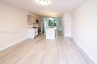 2555 NE 193rd St in Miami, FL - Foto de edificio - Building Photo