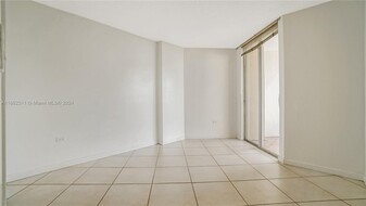 5555 Collins Ave, Unit 17k in Miami, FL - Foto de edificio - Building Photo