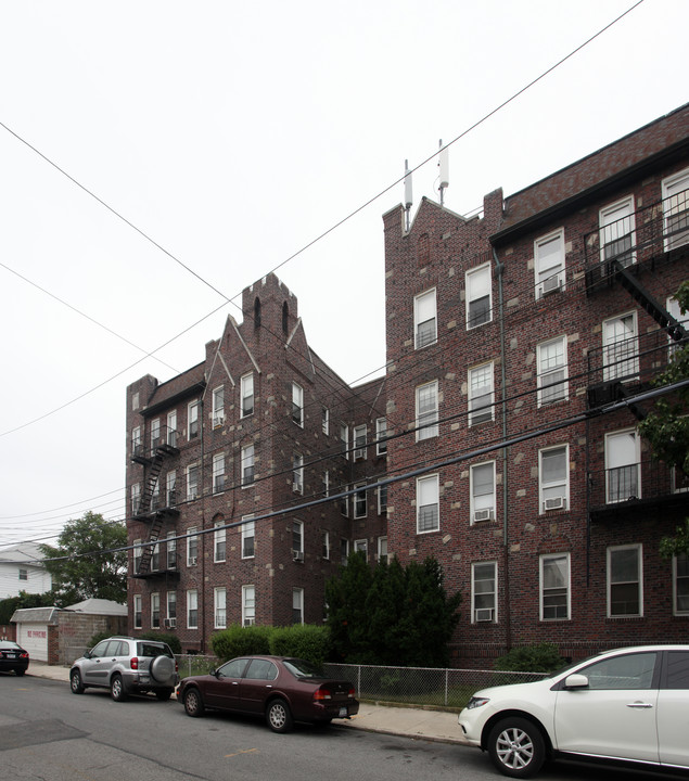 77-26 66th Dr in Middle Village, NY - Building Photo