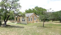 1520 Nixon Ln in Kerrville, TX - Foto de edificio - Building Photo