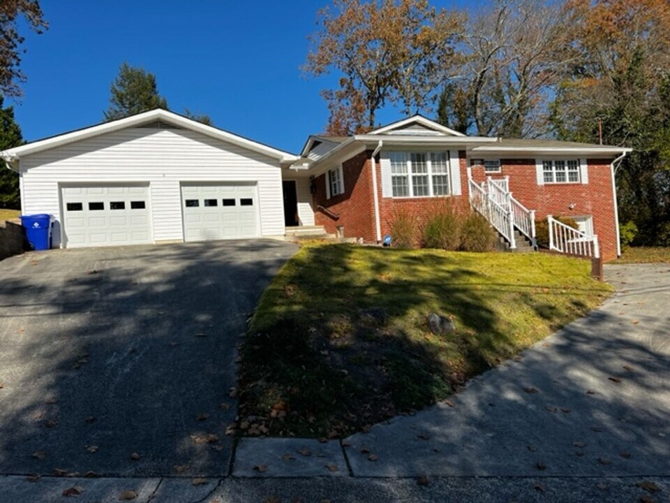 214 Louisiana Ave in Oak Ridge, TN - Building Photo