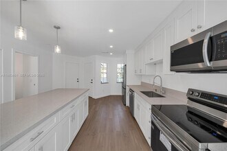 13914 SW 101st Ln in Miami, FL - Foto de edificio - Building Photo