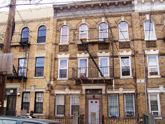 544 Linwood St in Brooklyn, NY - Foto de edificio - Building Photo