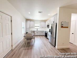 1121 Ave K in Hondo, TX - Building Photo - Building Photo