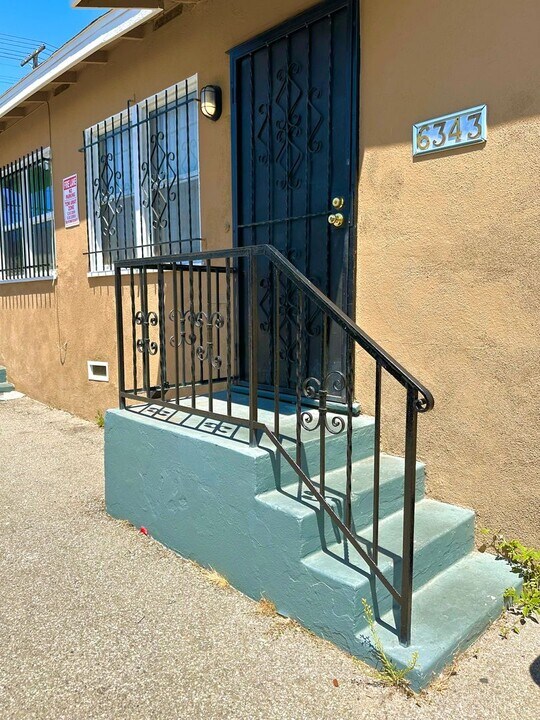 6341 11th Ave in Los Angeles, CA - Building Photo