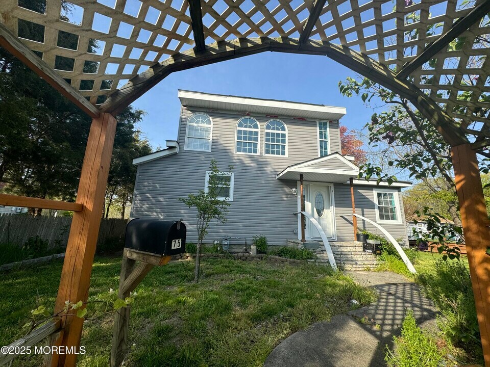 15 Twilight Ave in Keansburg, NJ - Building Photo