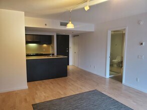 350 Bd de Maisonneuve in Montréal, QC - Building Photo - Building Photo