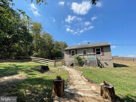 18390 Silcott Springs Rd in Purcellville, VA - Building Photo