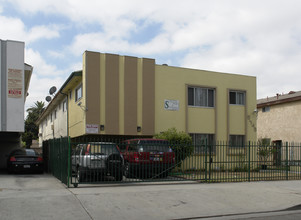 5746 Waring Ave in Los Angeles, CA - Building Photo - Building Photo