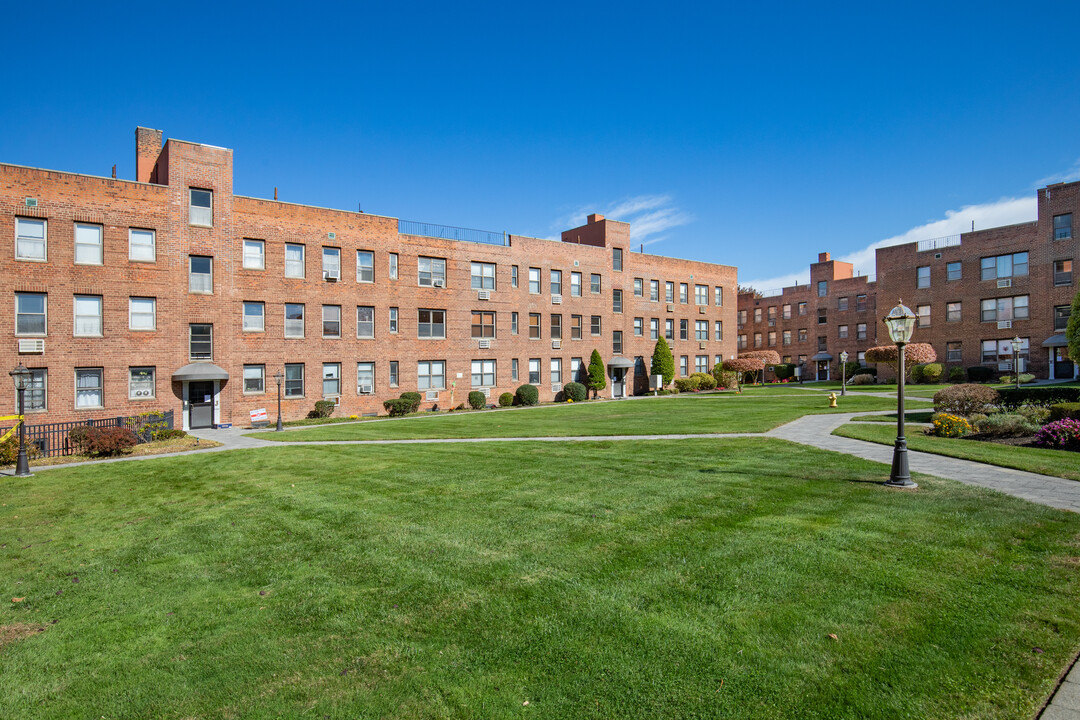 1 Jefferson Ave in Rockville Centre, NY - Building Photo