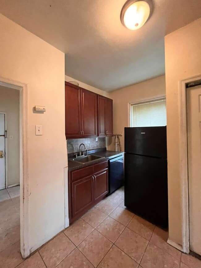 398 Rose Ave, Unit 5