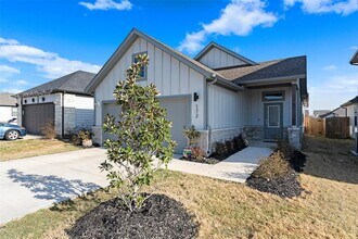 172 Gullivers Dr in Elgin, TX - Building Photo - Building Photo