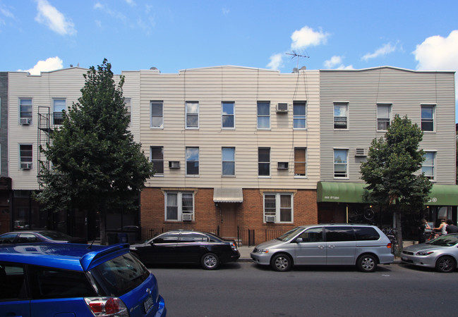 Driggs Ave in Brooklyn, NY - Building Photo - Building Photo