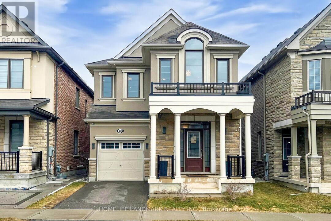 88 Hartney Dr in Richmond Hill, ON - Building Photo