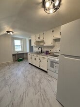 700 Hedgerow Dr, Unit 2 bedroom 3rd floor in Broomall, PA - Foto de edificio - Building Photo