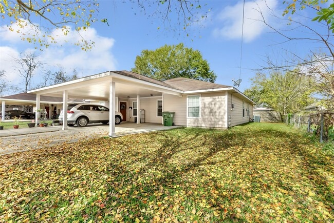 1018 Glendale St in Dayton, TX - Building Photo - Building Photo