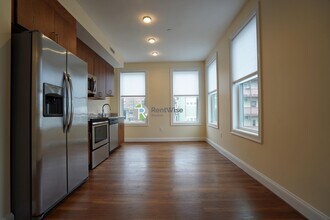 315 Broadway in Somerville, MA - Foto de edificio - Building Photo