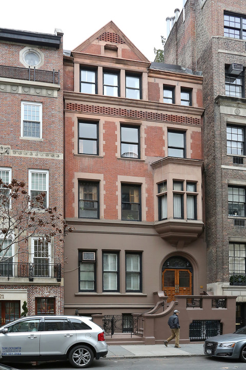 23 E 69th St in New York, NY - Building Photo