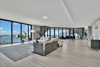 1000 Biscayne Blvd in Miami, FL - Foto de edificio - Building Photo