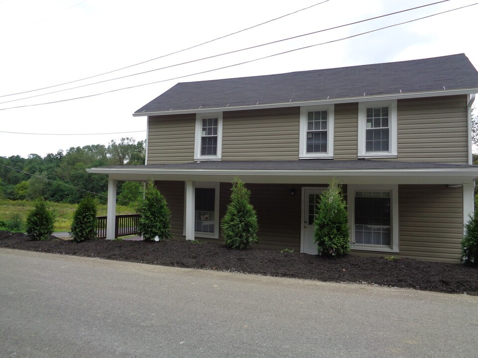 90 Southview Rd in Mcdonald, PA - Building Photo