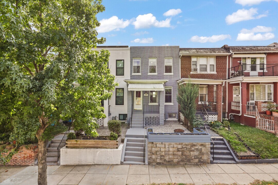 209 Douglas St NE in Washington, DC - Building Photo