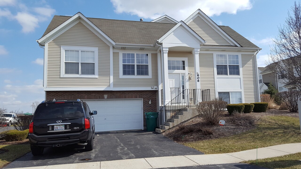 606 Berry Ridge Dr in Joliet, IL - Building Photo