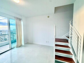 60 SW 13th St, Unit 1603 in Miami, FL - Foto de edificio - Building Photo