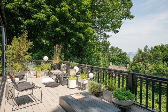 185 Tweed Blvd in Nyack, NY - Building Photo - Building Photo