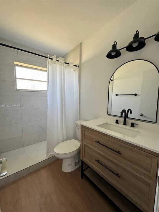 2440 NE 188th St-Unit -2444 in Miami, FL - Building Photo