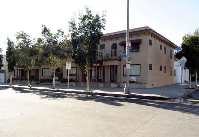 1000-1014 E 1st St in Long Beach, CA - Foto de edificio - Building Photo