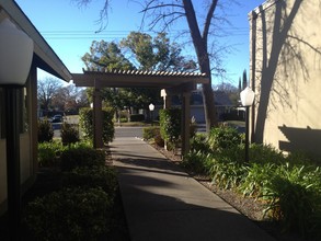 Creekside Apartments in Sacramento, CA - Building Photo - Building Photo