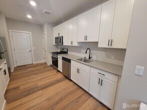 520 Lasko Ln in Sayreville, NJ - Foto de edificio - Building Photo