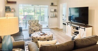 340 Horse Creek Dr in Naples, FL - Building Photo