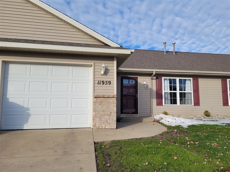 11959 Burning Bush Ct in Holland, MI - Building Photo