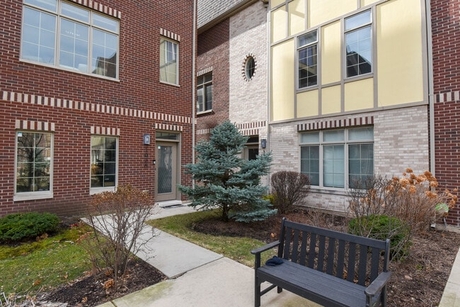 330 Pennsylvania Way in Oak Park, IL - Building Photo - Building Photo