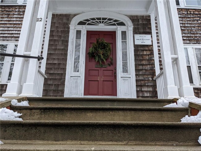 82 High St in Bristol, RI - Foto de edificio - Building Photo