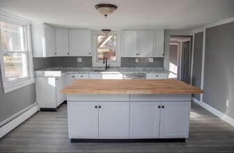 166 Plainville Ave in Farmington, CT - Building Photo - Building Photo