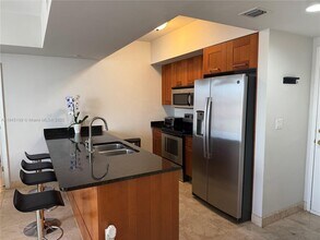 4100 Salzedo St, Unit 502 in Coral Gables, FL - Foto de edificio - Building Photo